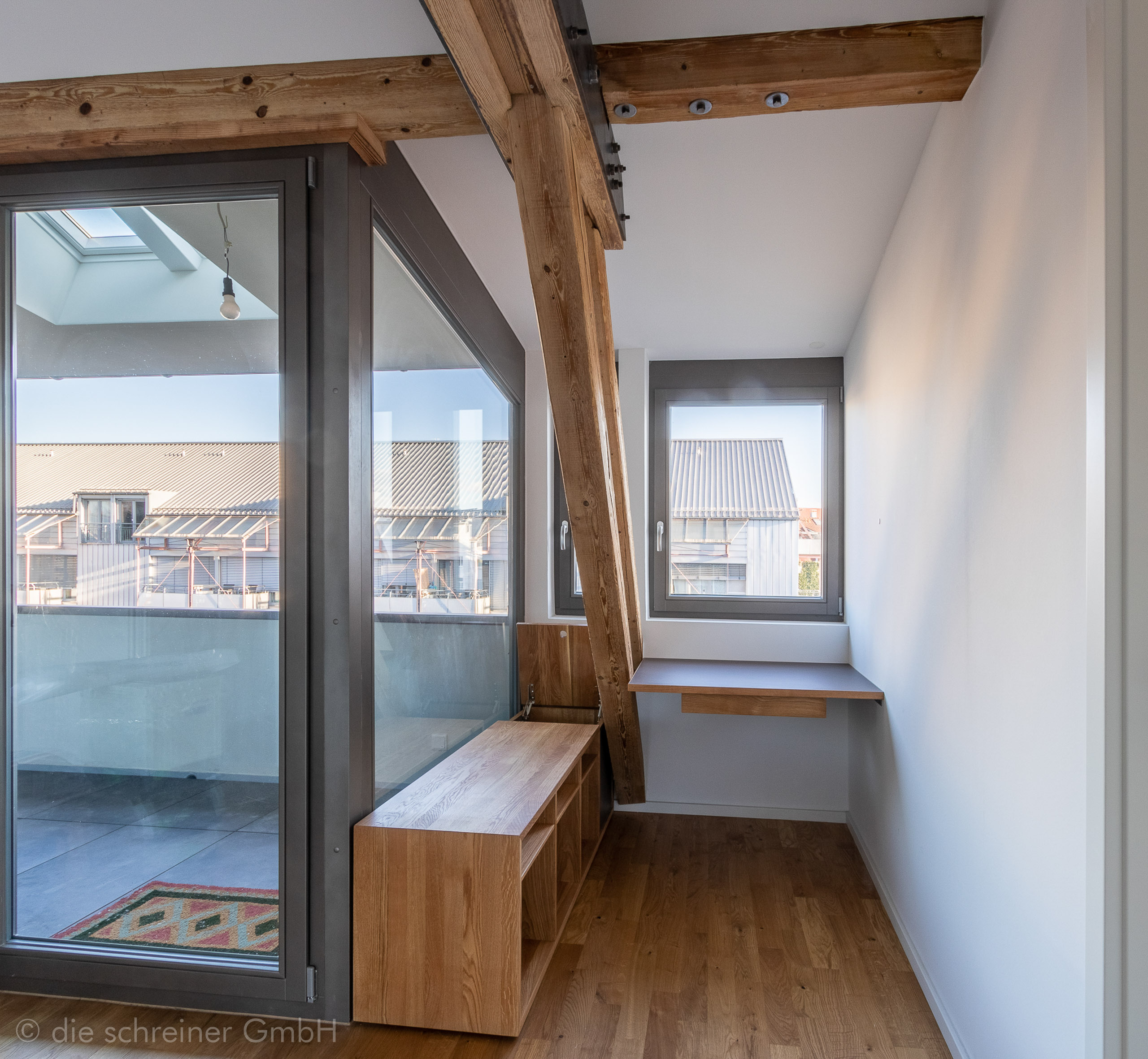 Arbeitsplatz mit Truhe/Regal